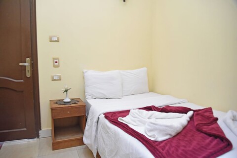 새로운 피라미드 파라다이스 호스텔