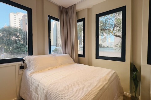 아페 아브 폴리스타 핫독 로보