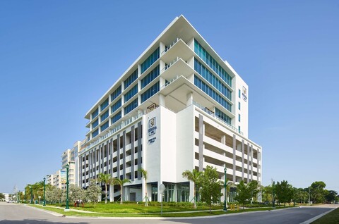 세레나 호텔 아벤투라 미아미, 태피스트리 컬렉션 바이 힐튼