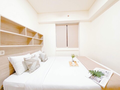 메이카르타 아파트먼트의 미니멀리스트하고 아늑한 2베드룸 생활 공간