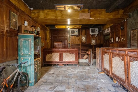 둘러싼 공간 빵가 데사 짐바란에서의 생활