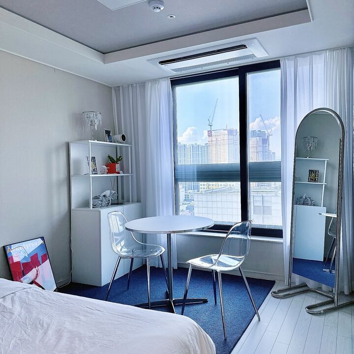 room detail thumbnail 1