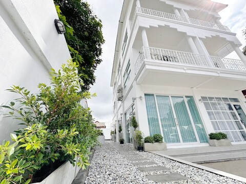 The White House Rachamankha