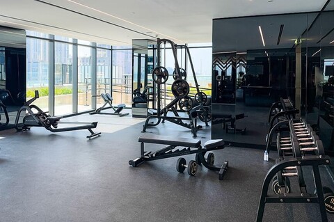 스타일리시하게 풀퍼니시드된 매력적인 스튜디오