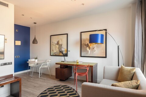 나이틀리 바르셀로나 포블레노우