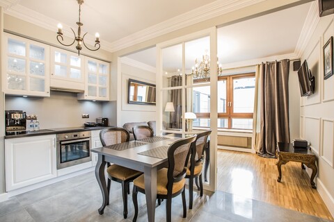 인큐즈 바르샤바, 센터