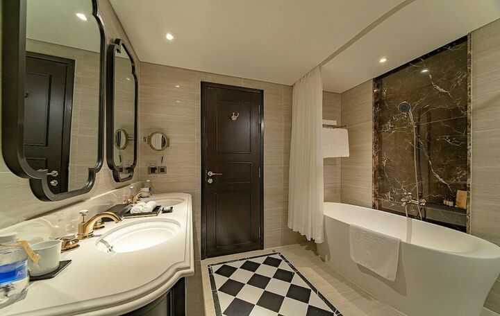 room detail thumbnail 2