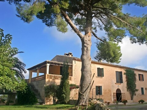 Oliver Moragues Grandhouse & Vineyard