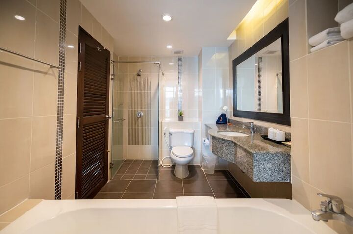 room detail thumbnail 2