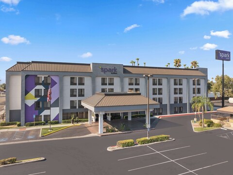 힐튼 베이커스필드 센트럴 스파크