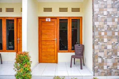 RedDoorz near Buleleng Harbour 2
