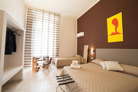 H.R. 부티크 포르토 나폴리 센트로, 클라파 그룹 디슬로케이티드 호스피탈리티