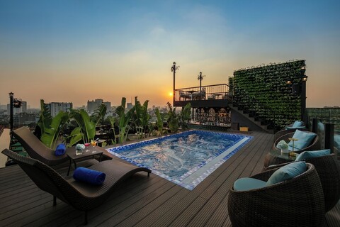 메이 드 빌 코너 호텔