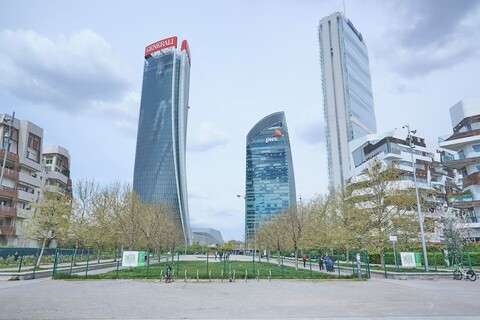 밀란 리트리트, 시티 라이프