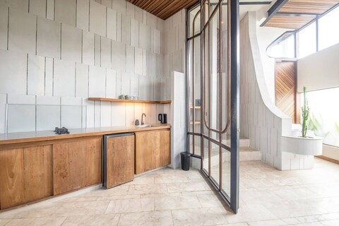 BAZ 빌라 14 스튜디오 4 L 1BR 로프트, 아르데코 스타일, 공유 수영장, 에코 비치까지 700m