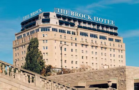 The Brock Niagara Falls Fallsview, Tapestry