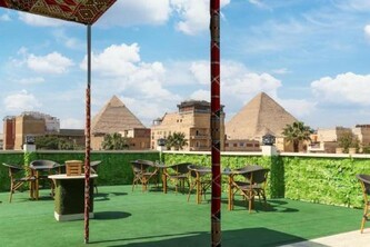 Tota nefertiti pyramids inn