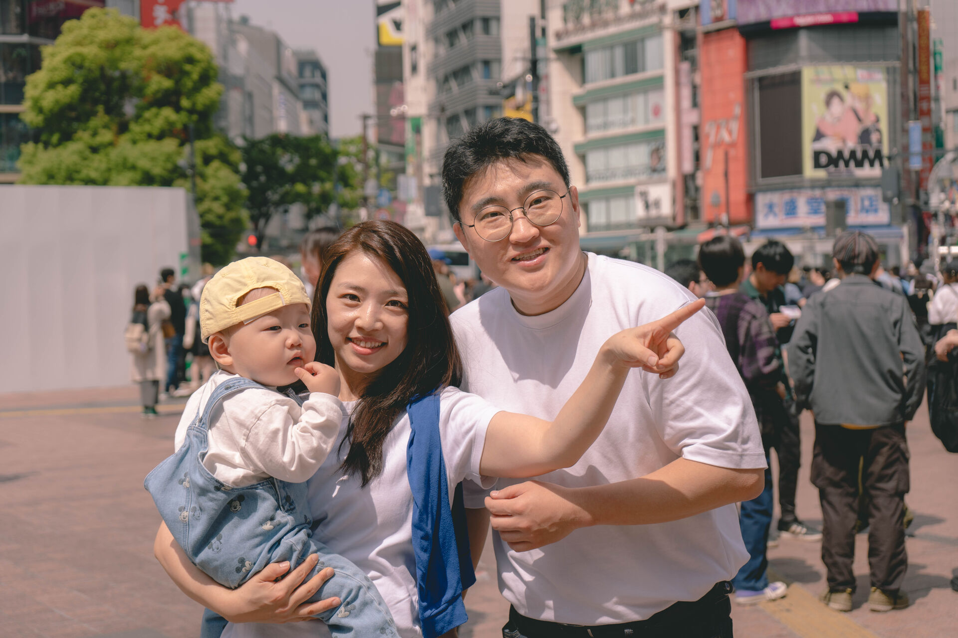 도쿄 거리에서 촬영한 세 사람의 가족 스냅