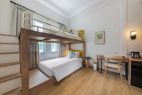 업스테어스 앳 톤 톤