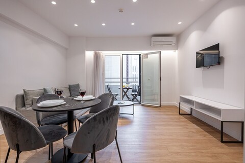 크리엘 스위트 바이 LIV 홈즈 룸 102