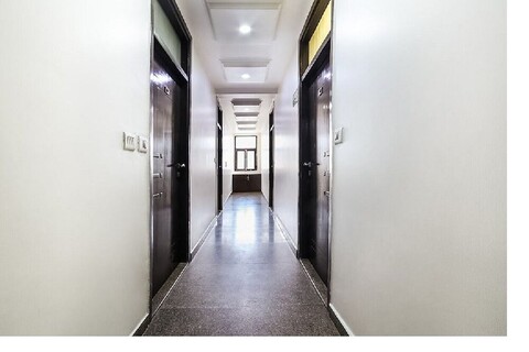 호텔 세븐 시즈, 철도역 맞은편