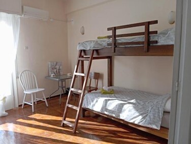 4 Single beds room 5' from metro