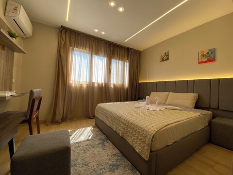 홀리 시트 플러스, 부티크 호텔