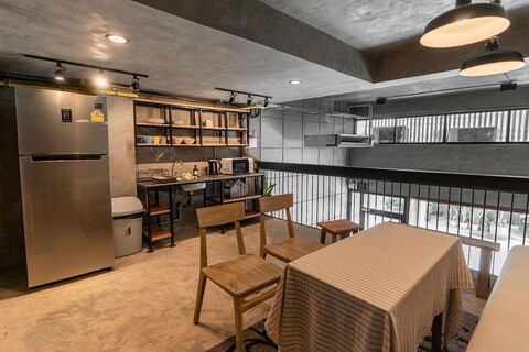 원스 인 어 블루 문 카페 & 호스텔