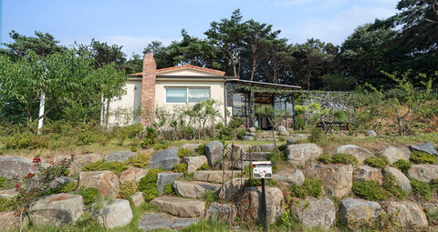 서천 서쪽에 서면