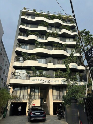 럭스 파라다이스 스위트 호텔, 토 응옥 반