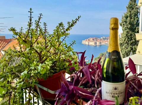 테라스와 구시가지 전망이 있는 매력적인 아파트먼트