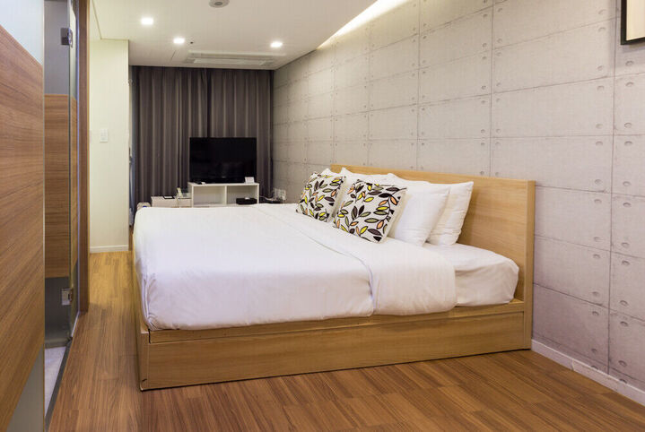 room detail thumbnail 2