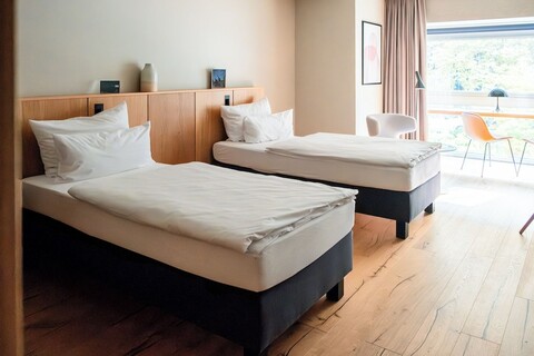 더 플래그 웨스트 M.