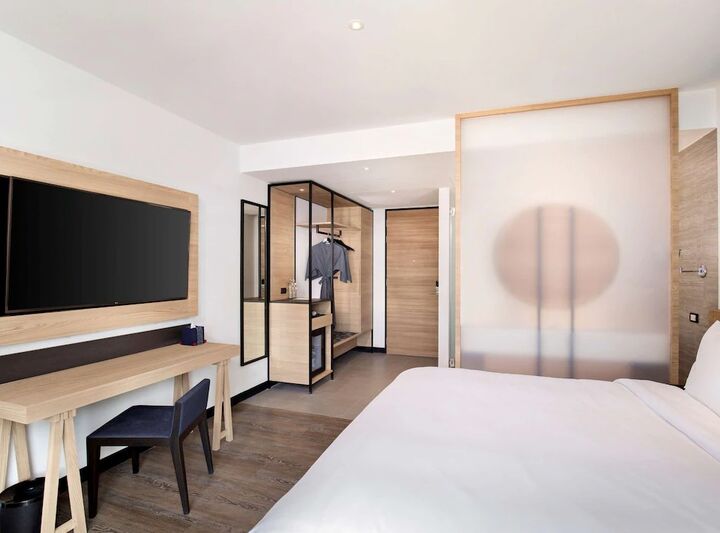 room detail thumbnail 2