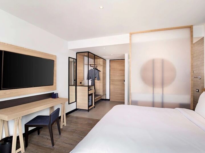 room detail thumbnail 1