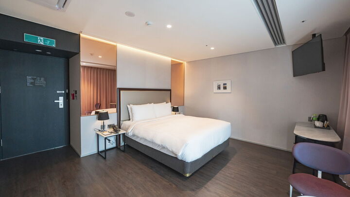 room detail thumbnail 1