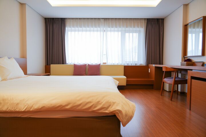 room detail thumbnail 2