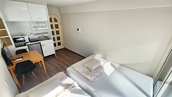 room detail thumbnail 2