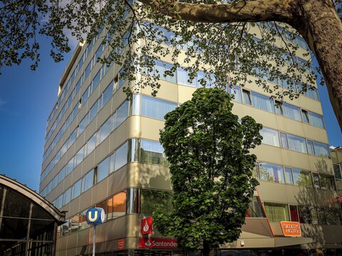 심즈 호텔 - 메트로 U3 옆의 시티호텔