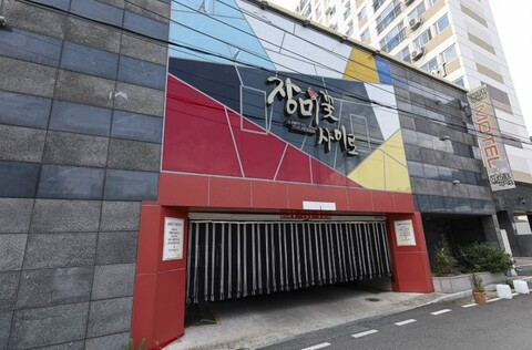 밀양 장미꽃사이로