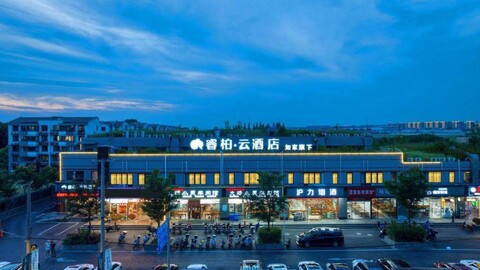 Yunbai Cloud Hotel (Shanghai Universitychang Middle Road Subway Station)