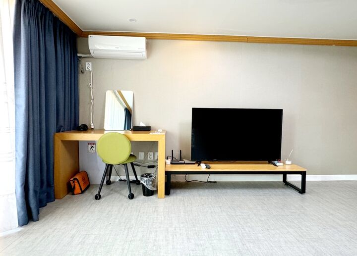 room detail thumbnail 1