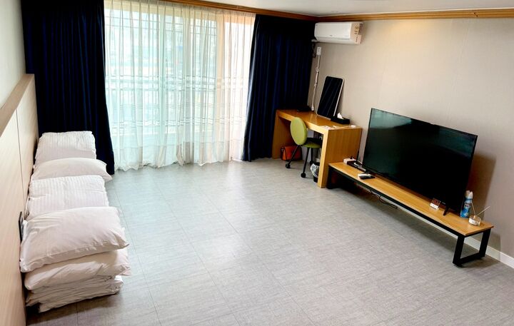 room detail thumbnail 2