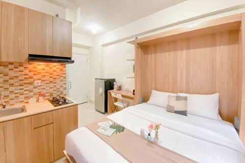 따뜻하고 잘 디자인된 스튜디오 룸 그린 프라무카 시티 아파트먼트