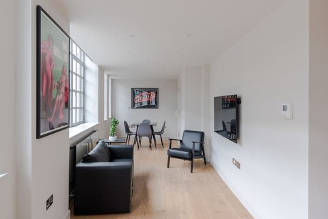 돌스 하우스, 패링던, 바이 프랭키 세이즈