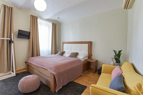 찰스 브리지에 의한 리버 뷰 레지던스