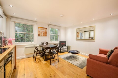 더 플레이 펜, 홀본, 바이 프랭키 세이즈