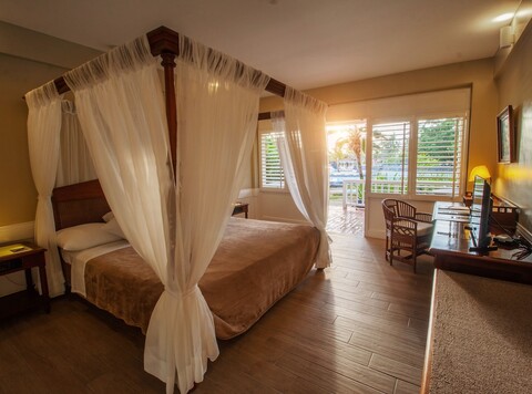 플랜테이션 베이, 리얼 리조트, 리얼 스파 있음