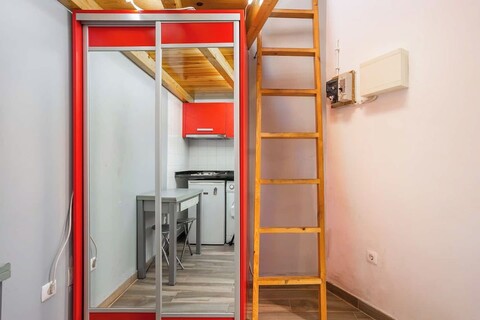 Real01 · 도시 중심에 위치한 작고 아늑한 집