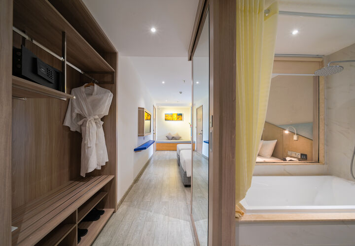 room detail thumbnail 2